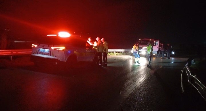 Bariyerlere Çarpan Araçta 2 Kişi Ağır Yaralandı