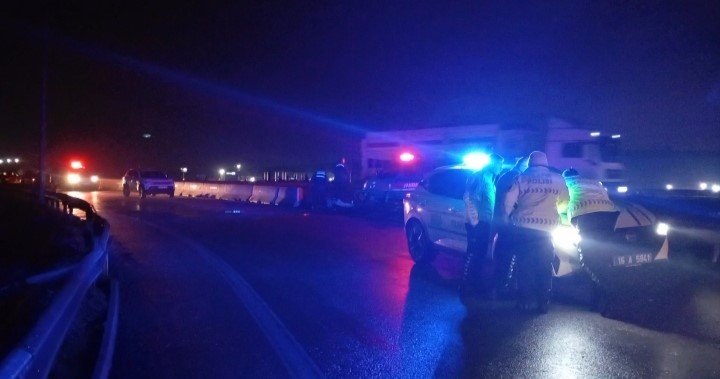 Bariyerlere Çarpan Araçta 2 Kişi Ağır Yaralandı