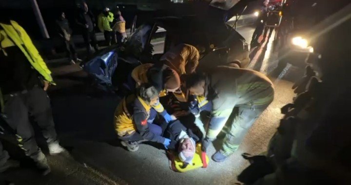 Bariyerlere Çarpan Araçta 2 Kişi Ağır Yaralandı