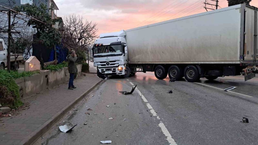 Karşı Şeride Geçen Tır, Otomobille Kafa Kafaya Çarpıştı