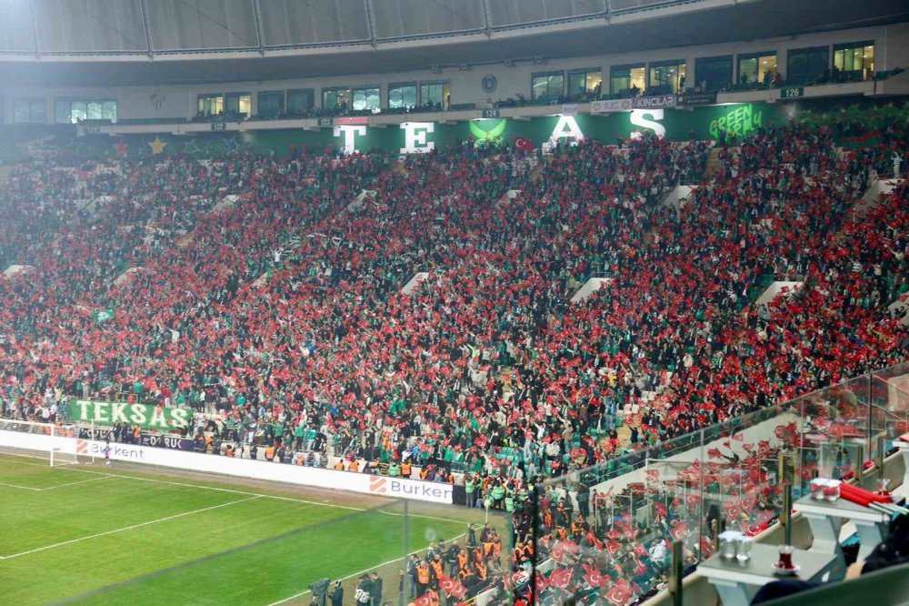 Tribünler Türk Bayraklarıyla Donatıldı