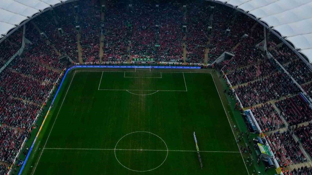 Tribünler Türk Bayraklarıyla Donatıldı