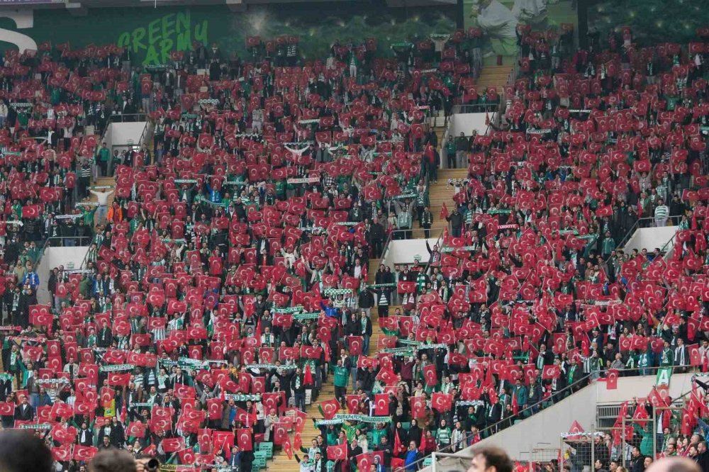 Tribünler Türk Bayraklarıyla Donatıldı