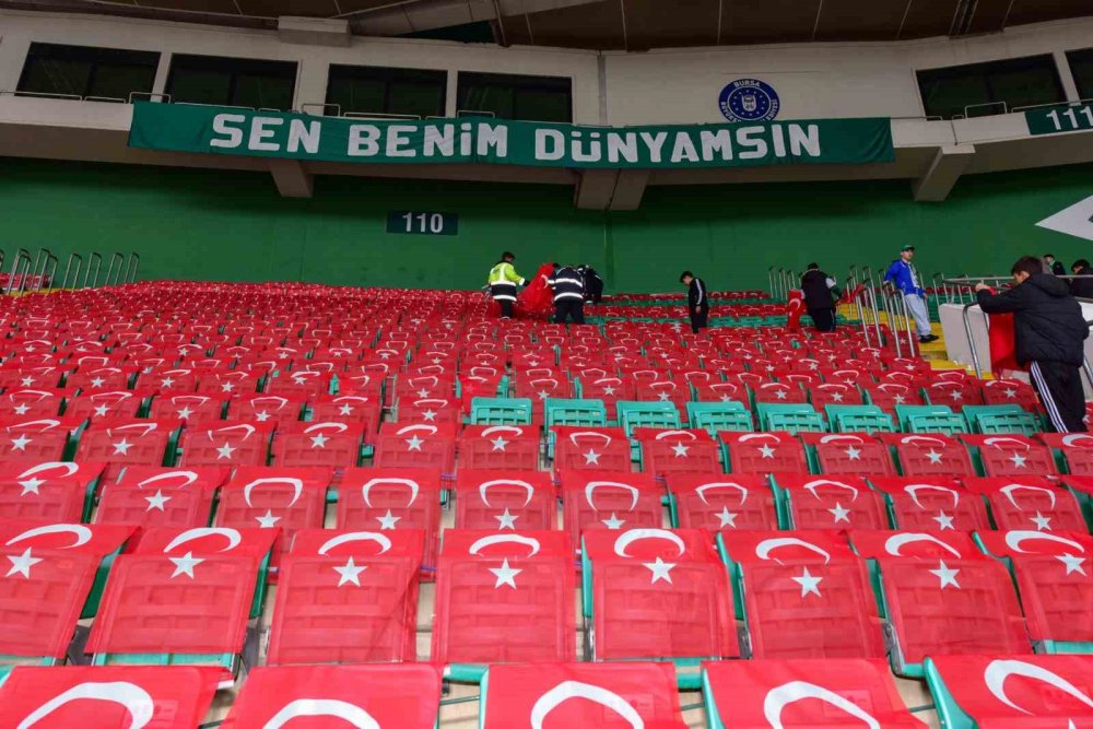 Tribünler Türk Bayraklarıyla Donatıldı
