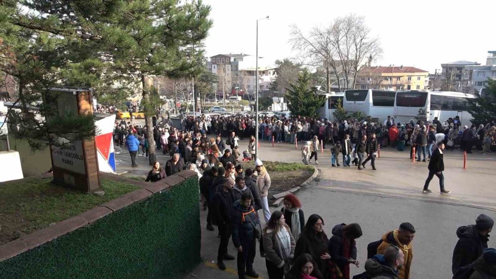 UIudağ'a çıkmak isteyenler teleferikte yoğunluk oluşturdu