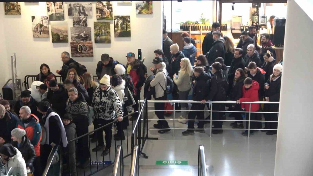 UIudağ'a çıkmak isteyenler teleferikte yoğunluk oluşturdu