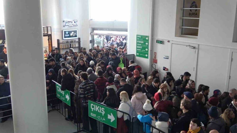 UIudağ'a çıkmak isteyenler teleferikte yoğunluk oluşturdu