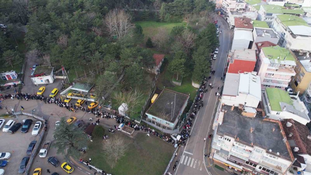 UIudağ'a çıkmak isteyenler teleferikte yoğunluk oluşturdu