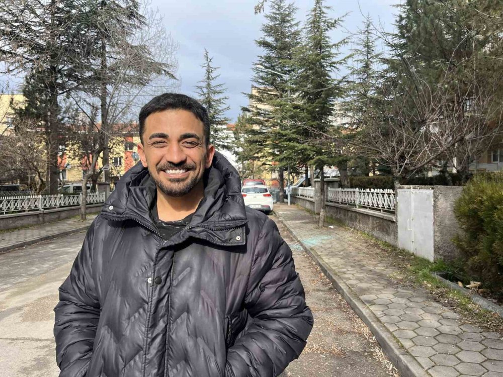 Aynı Sokak Üzerinden Beş Aracın Camlarını Kırıp Hırsızlık Yaptılar