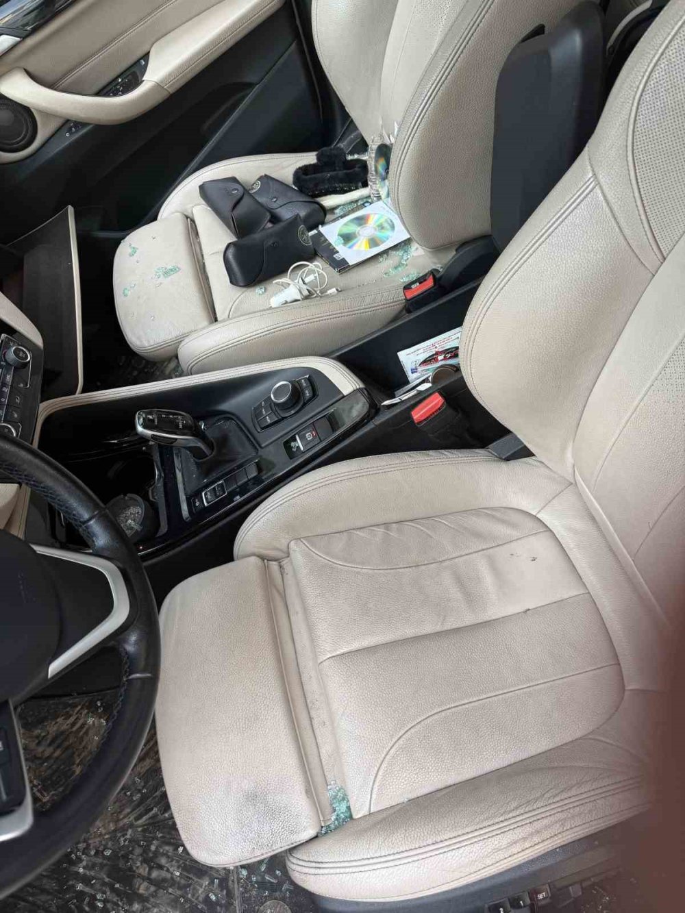 Aynı Sokak Üzerinden Beş Aracın Camlarını Kırıp Hırsızlık Yaptılar