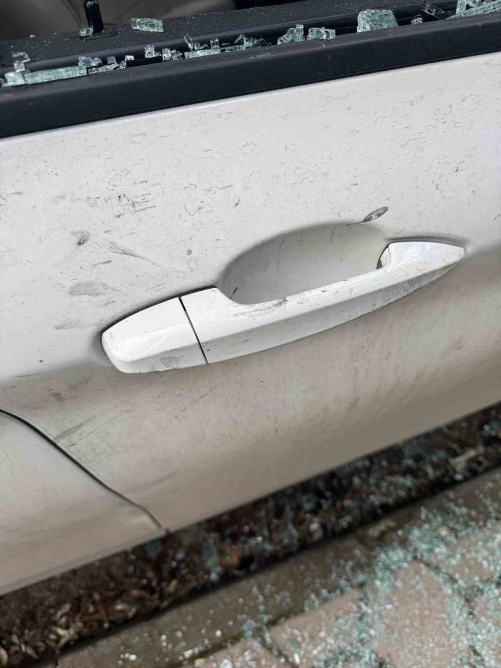 Aynı Sokak Üzerinden Beş Aracın Camlarını Kırıp Hırsızlık Yaptılar