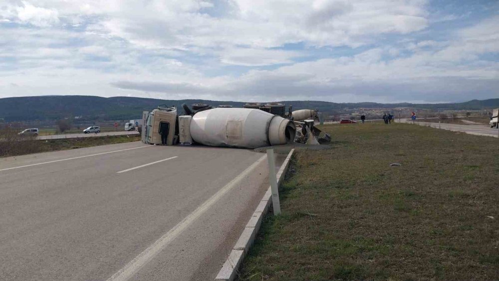 Beton Mikserleri Çarpıştı! 2 Kişi Yaralandı