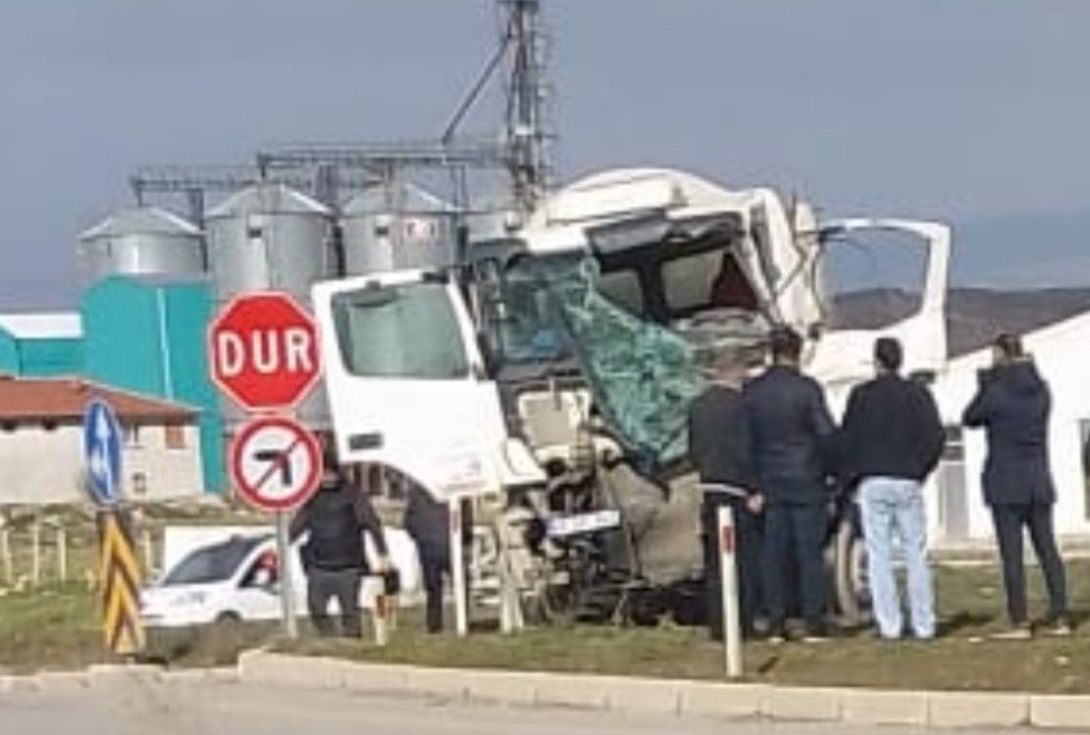 Beton Mikserleri Çarpıştı! 2 Kişi Yaralandı
