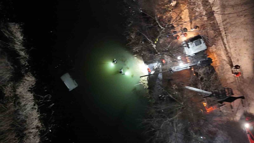 El Freni Çekilmeyen Araç, Porsuk Çayı’na Düştü!