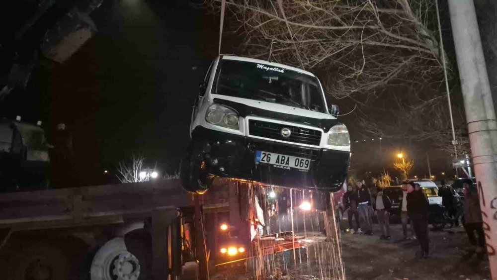 El Freni Çekilmeyen Araç, Porsuk Çayı’na Düştü!