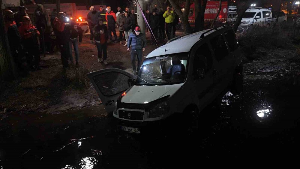 El Freni Çekilmeyen Araç, Porsuk Çayı’na Düştü!