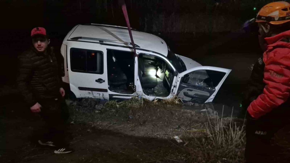 El Freni Çekilmeyen Araç, Porsuk Çayı’na Düştü!