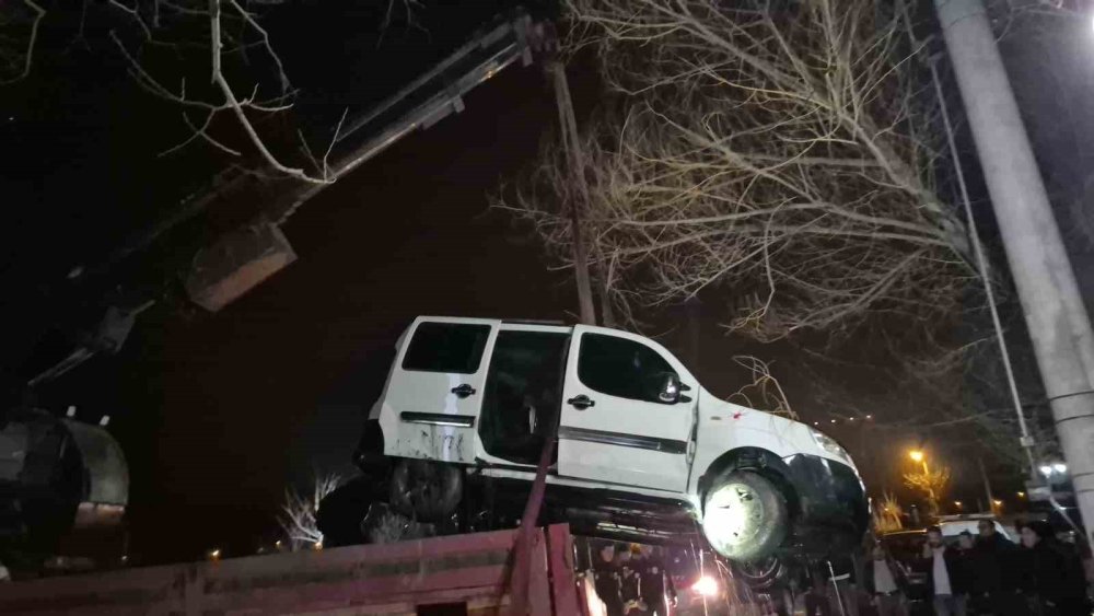 El Freni Çekilmeyen Araç, Porsuk Çayı’na Düştü!
