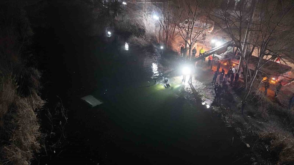 El Freni Çekilmeyen Araç, Porsuk Çayı’na Düştü!