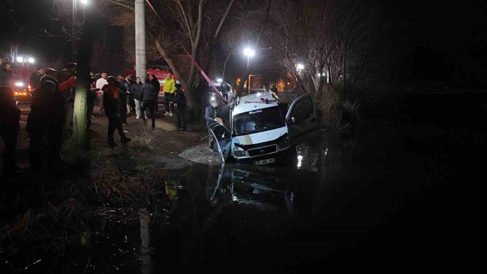 El Freni Çekilmeyen Araç, Porsuk Çayı’na Düştü!