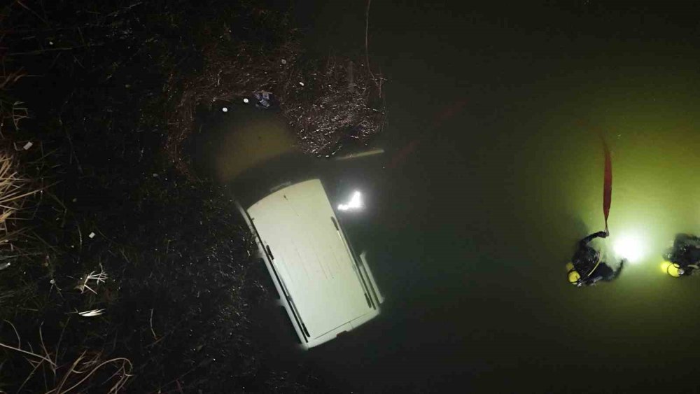 El Freni Çekilmeyen Araç, Porsuk Çayı’na Düştü!