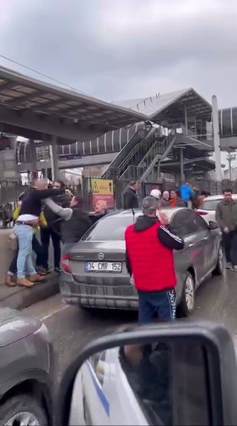 Kaza Sonrası Sürücüler Birbirine Girdi