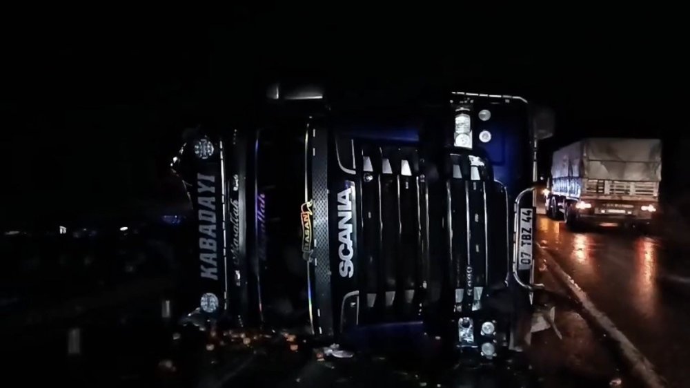 Meyve Yüklü Tır Devrildi