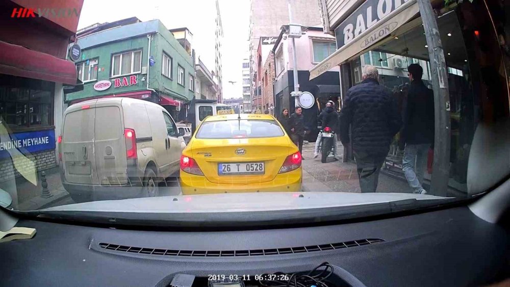 Trafikte Kırmızı Işıkta Beklememek İçin Kaldırıma Çıktı