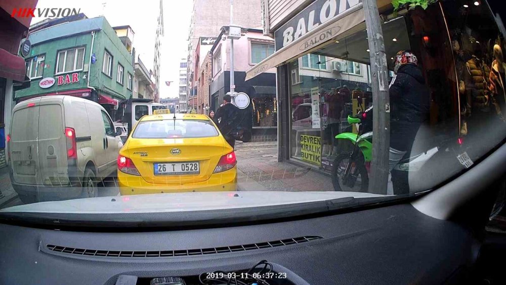 Trafikte Kırmızı Işıkta Beklememek İçin Kaldırıma Çıktı