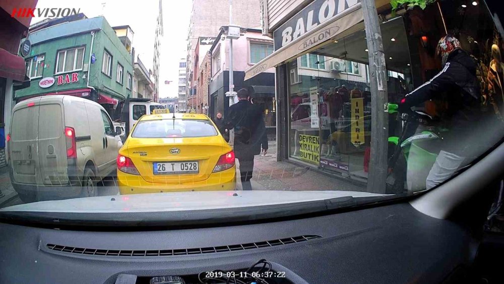 Trafikte Kırmızı Işıkta Beklememek İçin Kaldırıma Çıktı