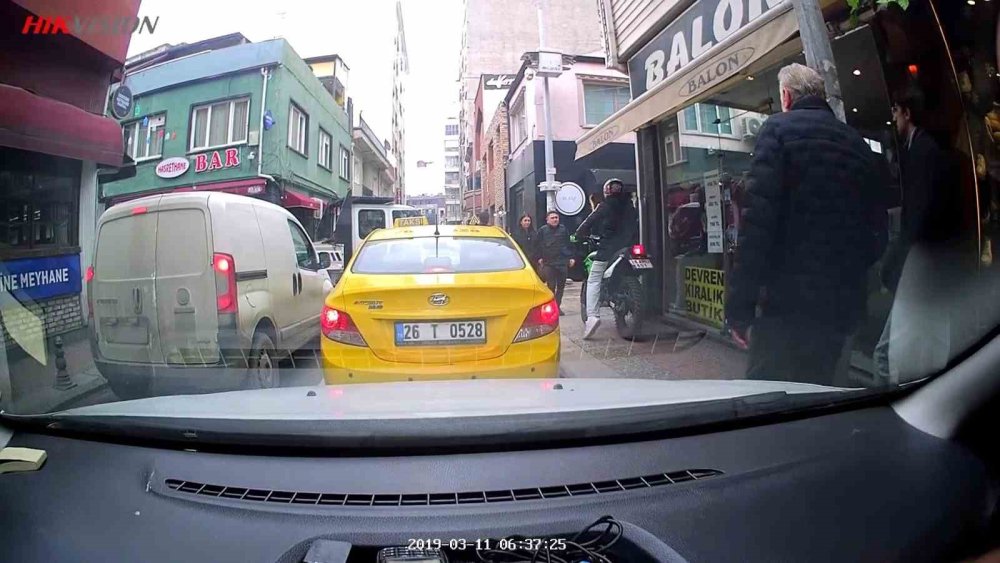 Trafikte Kırmızı Işıkta Beklememek İçin Kaldırıma Çıktı