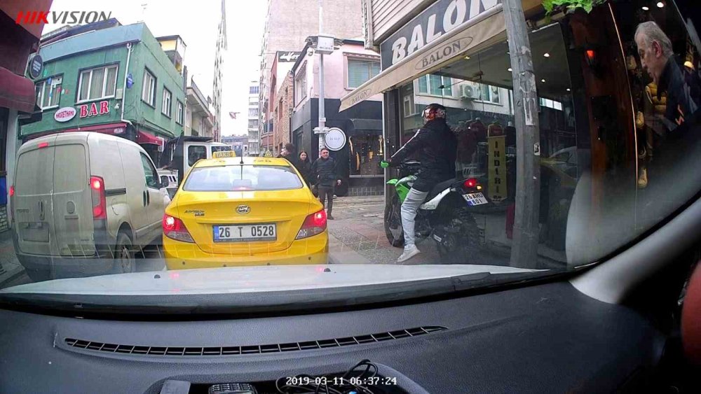 Trafikte Kırmızı Işıkta Beklememek İçin Kaldırıma Çıktı