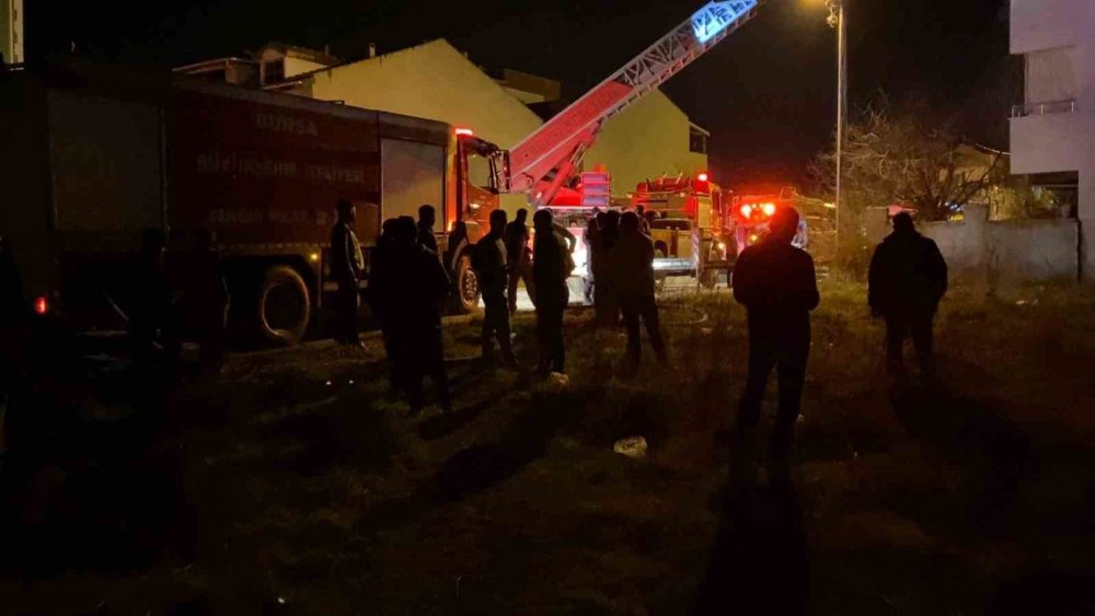 3 Katlı Binanın Çatısında Yangın