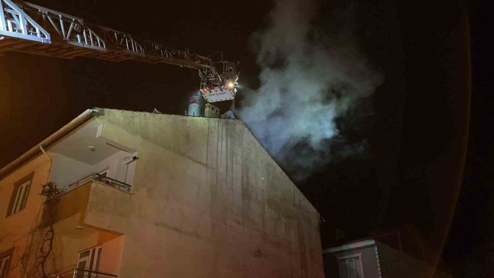 3 Katlı Binanın Çatısında Yangın