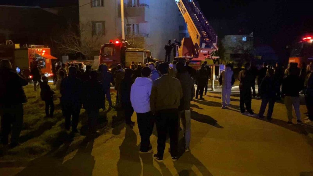 3 Katlı Binanın Çatısında Yangın