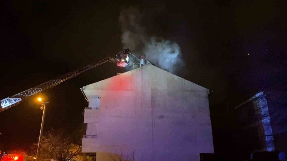 3 Katlı Binanın Çatısında Yangın