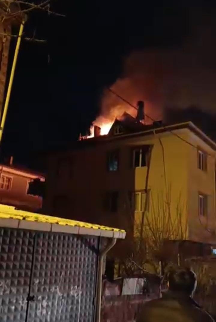 3 Katlı Binanın Çatısında Yangın