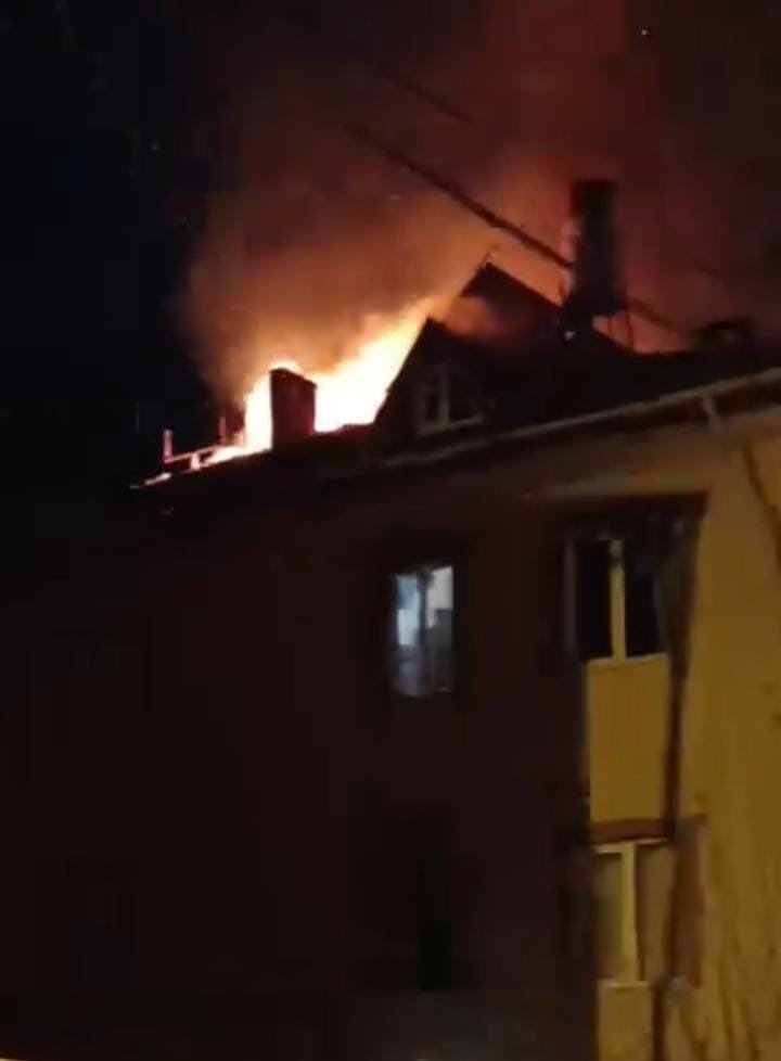 3 Katlı Binanın Çatısında Yangın