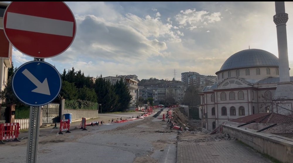 Çöken Duvar Yolu Da Camiyi De Kapattı