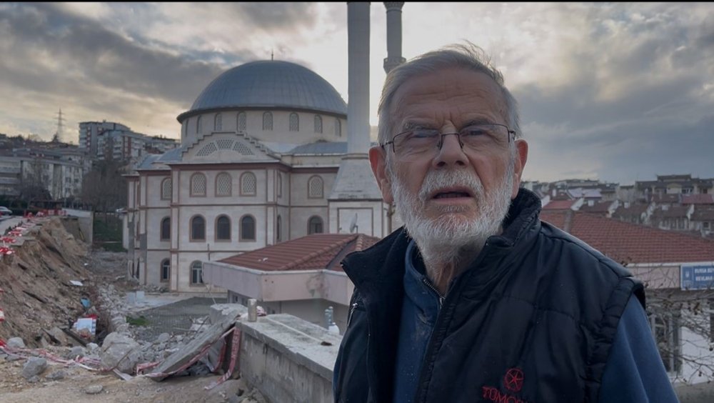 Çöken Duvar Yolu Da Camiyi De Kapattı