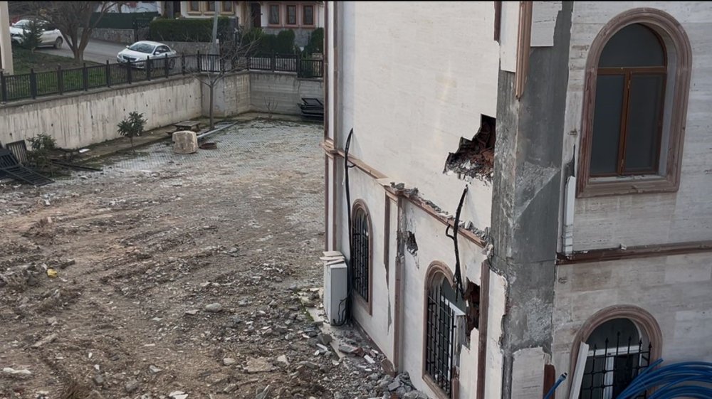 Çöken Duvar Yolu Da Camiyi De Kapattı