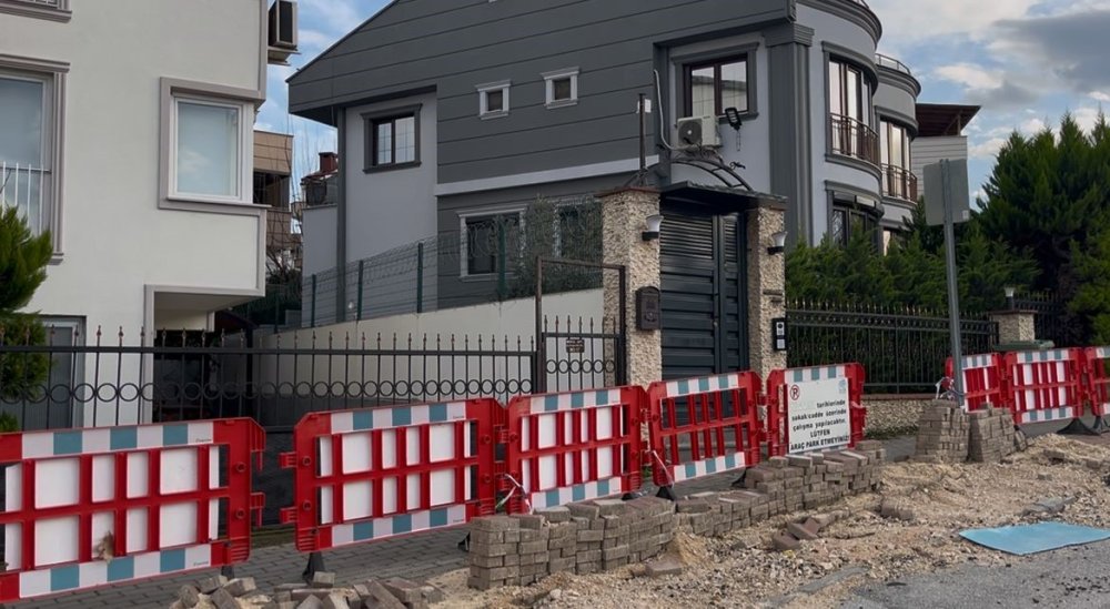 Çöken Duvar Yolu Da Camiyi De Kapattı