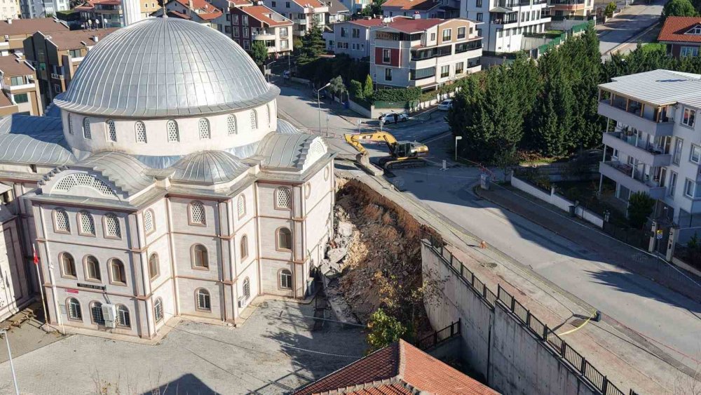 Çöken Duvar Yolu Da Camiyi De Kapattı