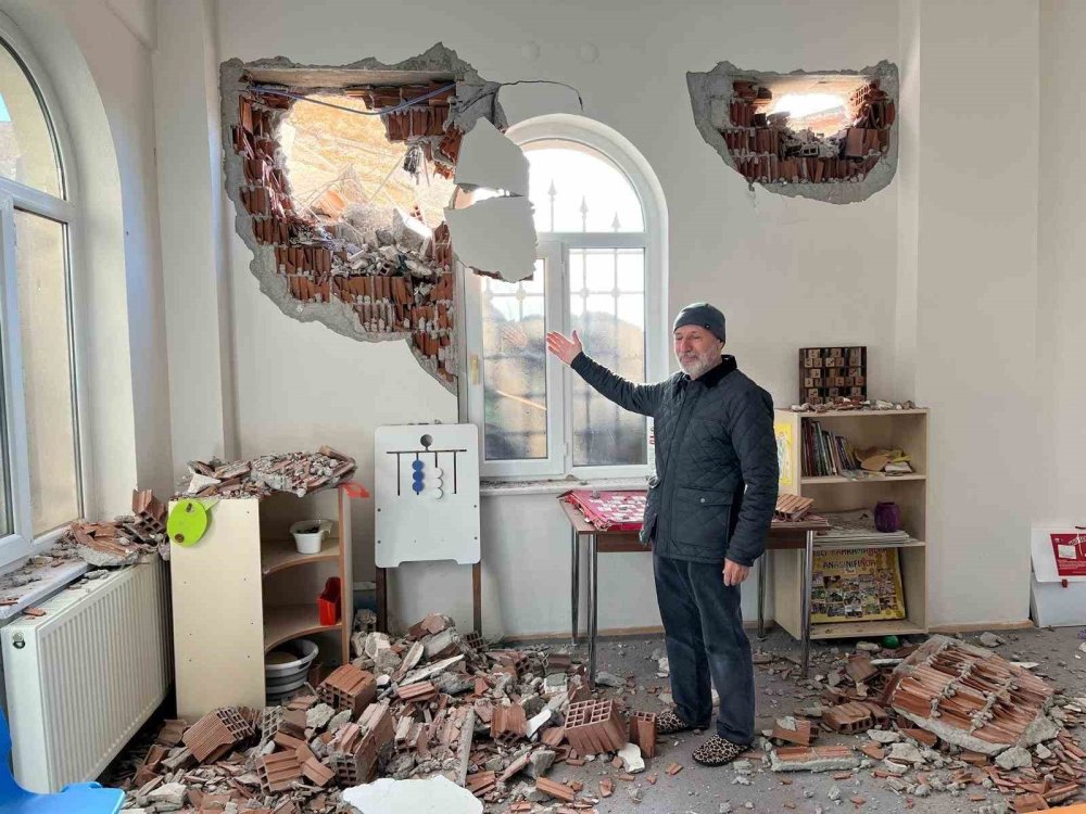 Çöken Duvar Yolu Da Camiyi De Kapattı