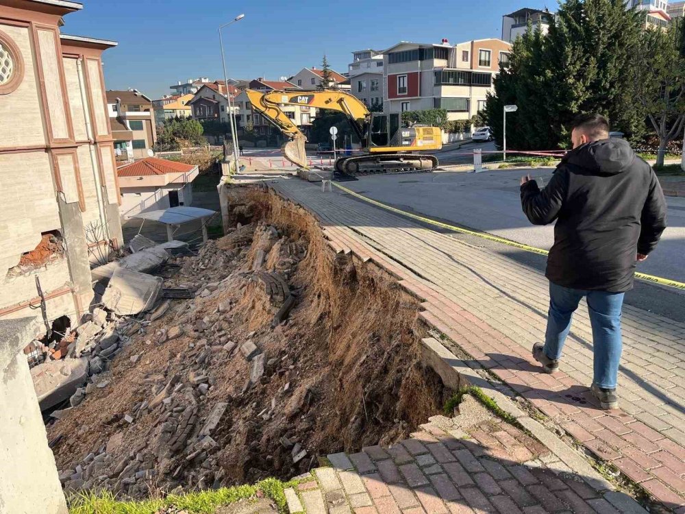 Çöken Duvar Yolu Da Camiyi De Kapattı