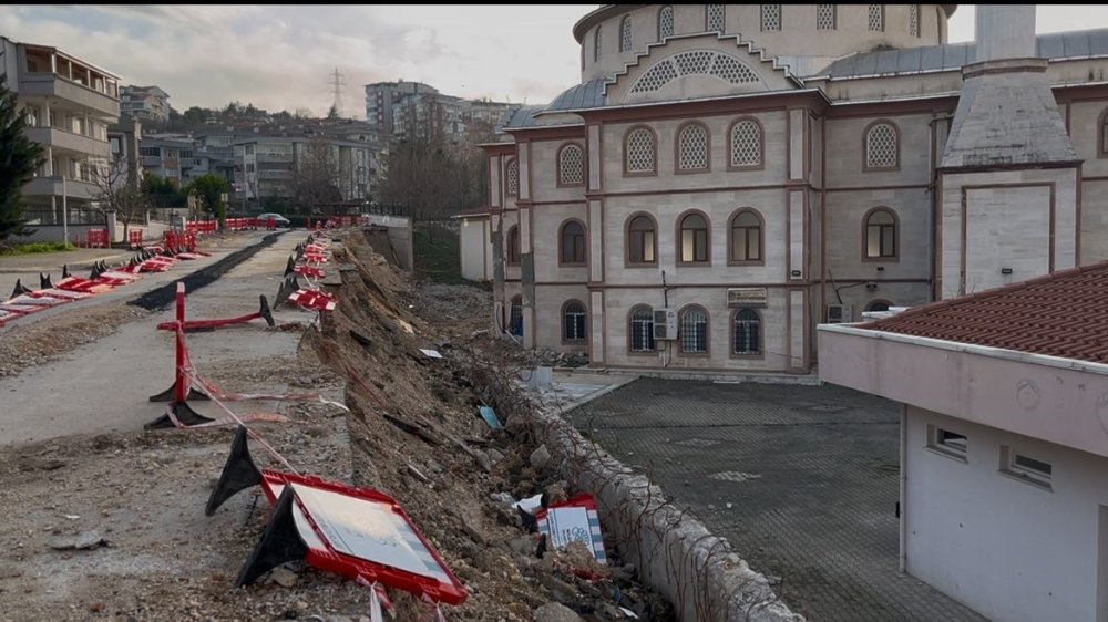 Çöken Duvar Yolu Da Camiyi De Kapattı