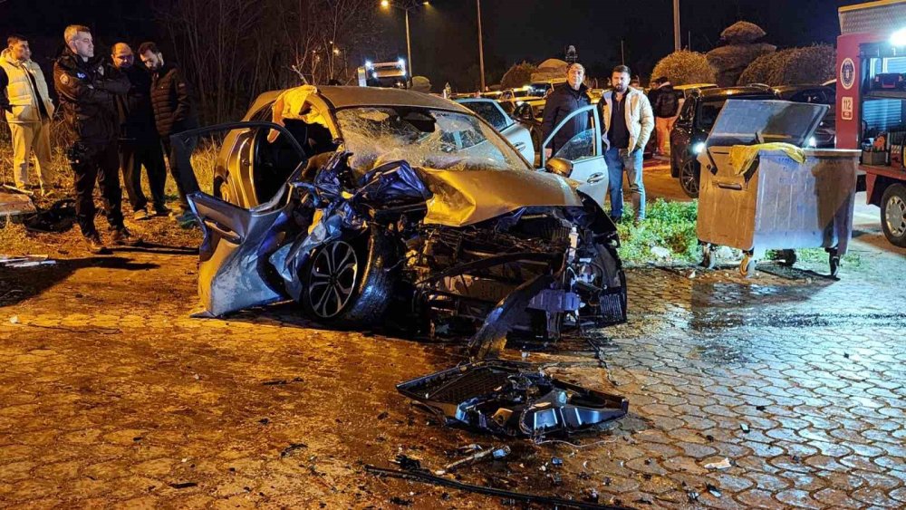 İki Aracın Kafa Kafaya Çarpıştığı Feci Kazada Can Pazarı!