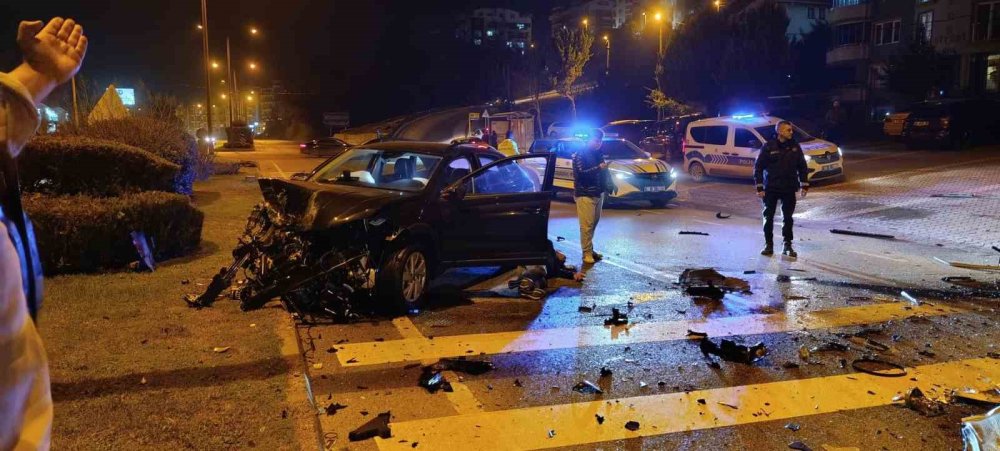 İki Aracın Kafa Kafaya Çarpıştığı Feci Kazada Can Pazarı!