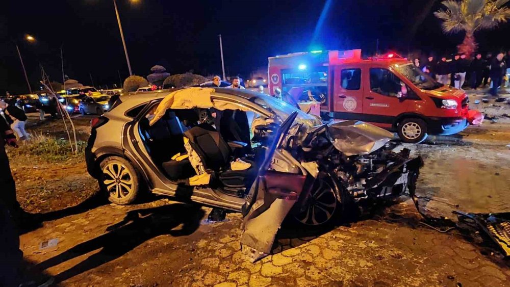 İki Aracın Kafa Kafaya Çarpıştığı Feci Kazada Can Pazarı!