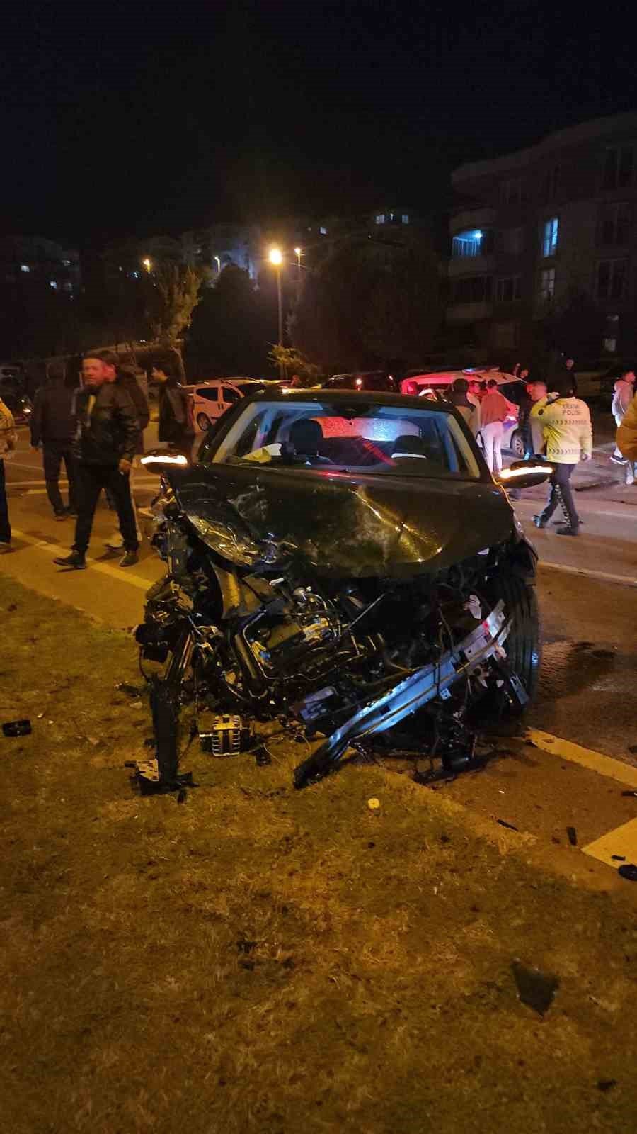 İki Aracın Kafa Kafaya Çarpıştığı Feci Kazada Can Pazarı!